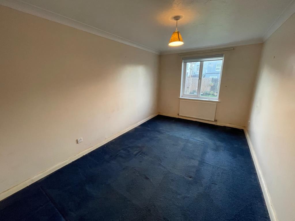 Lot: 99 - VACANT GROUND FLOOR ONE-BEDROOM FLAT IN ESSEX COASTAL TOWN - Bedroom with window to rear and radiator